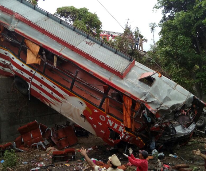 17 dead, 33 injured after luxury bus crashes into two cars in India
