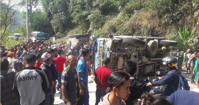 1 killed, over dozen injured as tipper overturns in Sindhupalchok