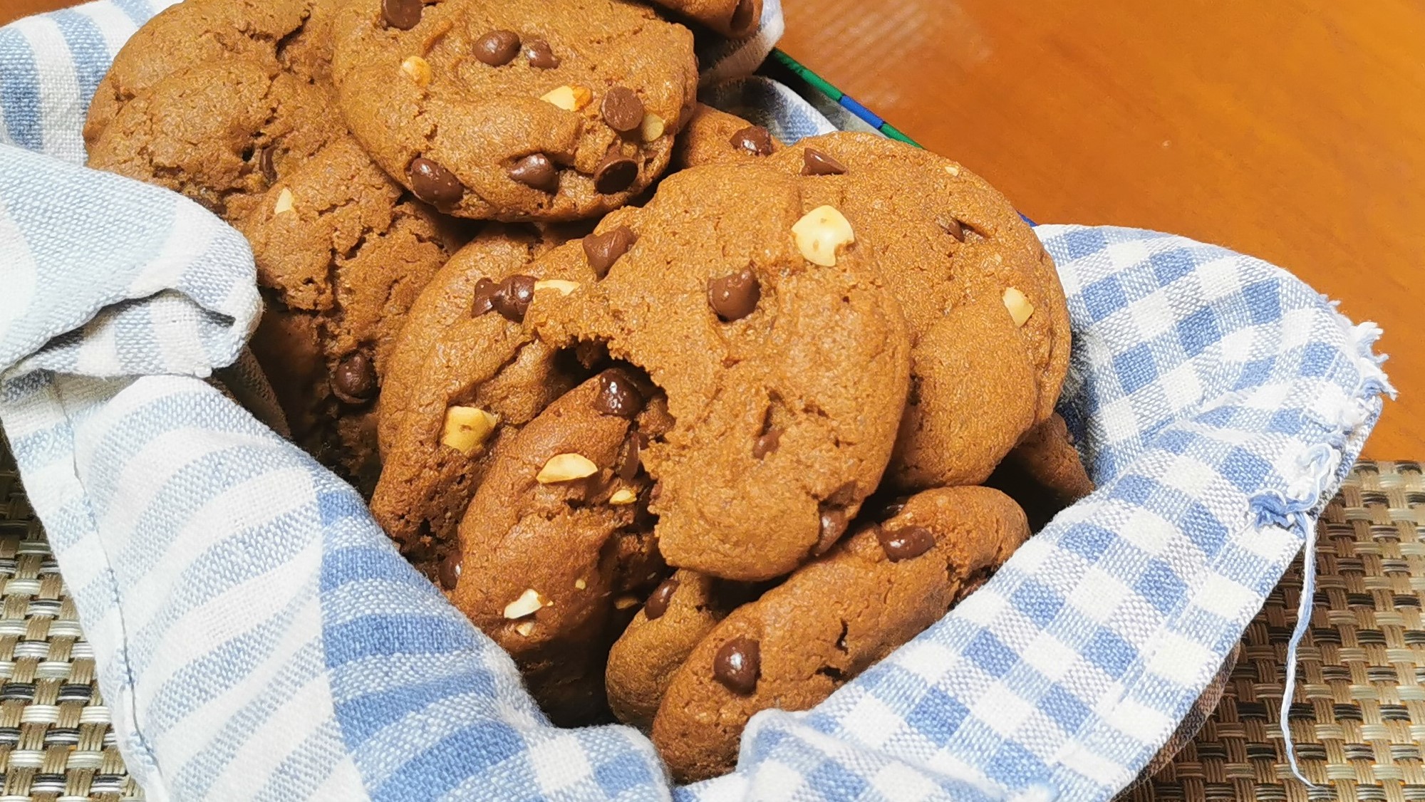 Butter-free chocolate chip cookies with wholemeal wheat flour