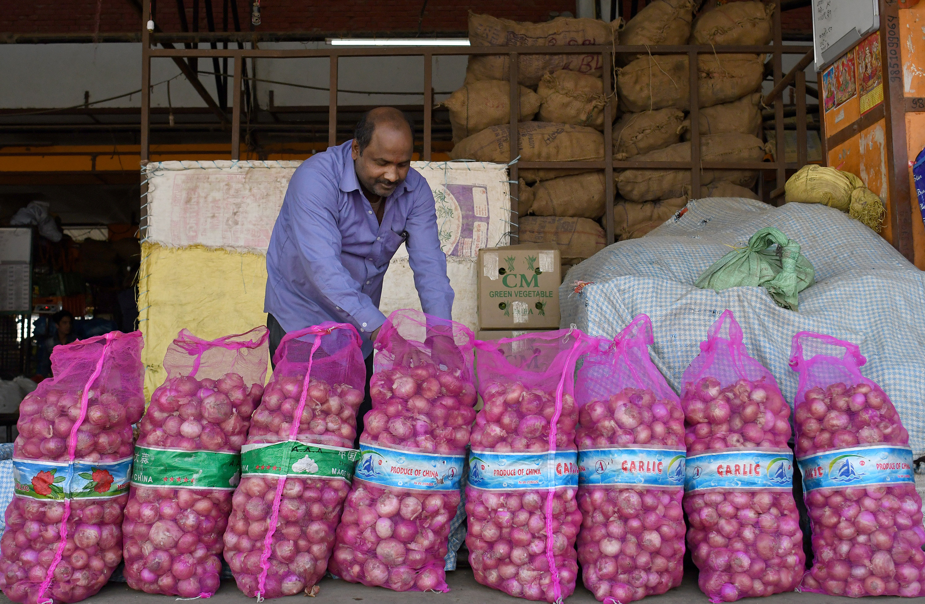 India announces lifting ban on onion exports