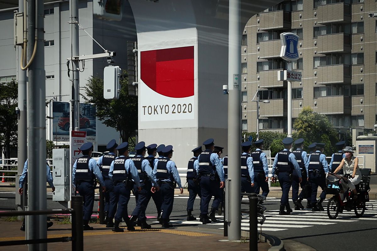 Italy hails new sprint king, as drama unfolds at airport