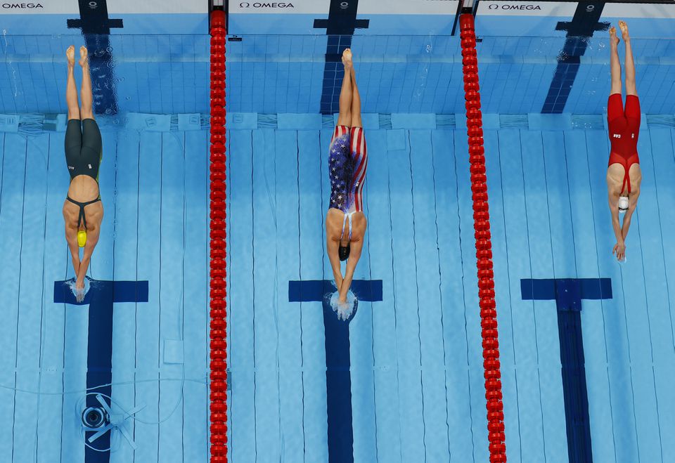 China win women's 4x200m freestyle in world record time