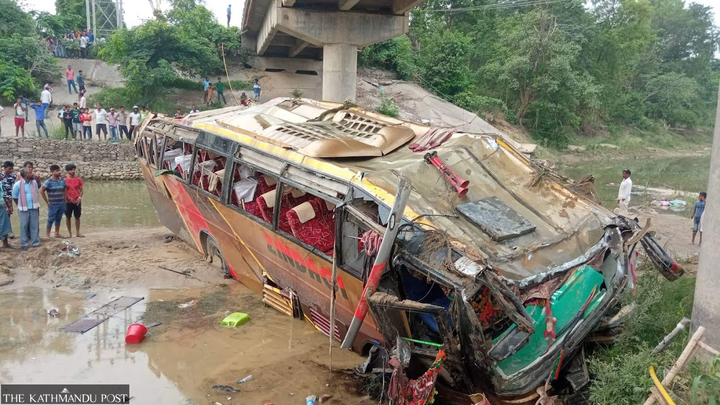 Nine dead in early morning bus accident
