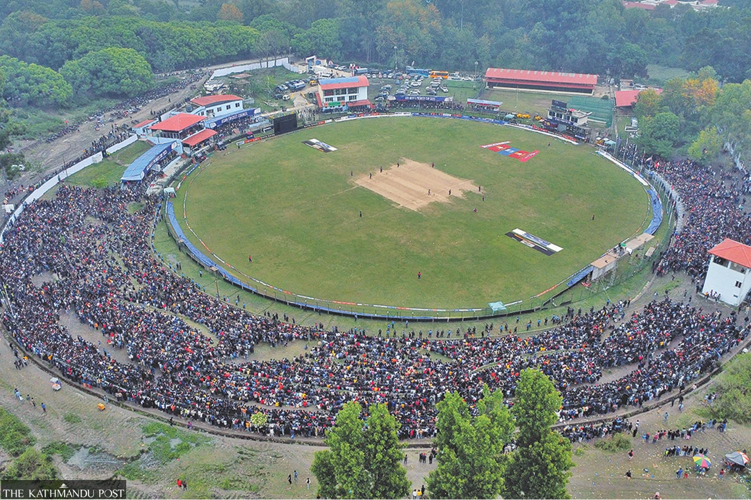 تشهد لعبة الكريكيت النيبالية نجاحًا بوتيرة سريعة.  لماذا لا يمكن لبناء الملعب اللحاق بالركب؟