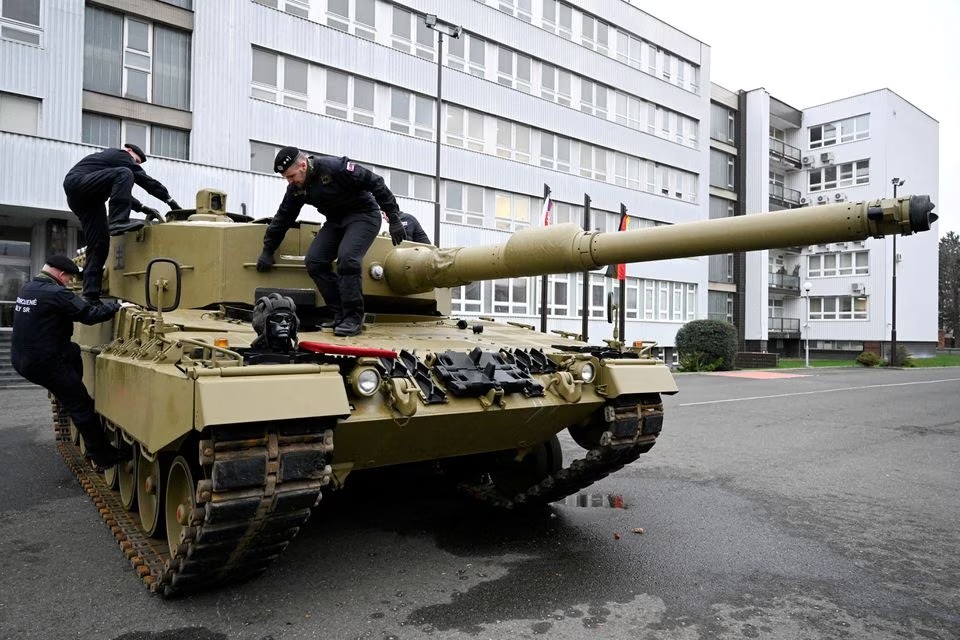 Germany Agrees To Send Heavy Leopard Tanks To Ukraine