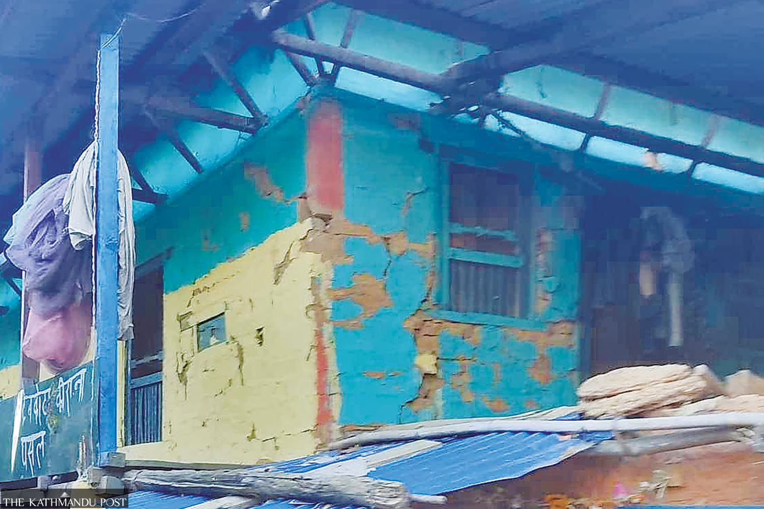 Quake victims in Salyan return to damaged houses