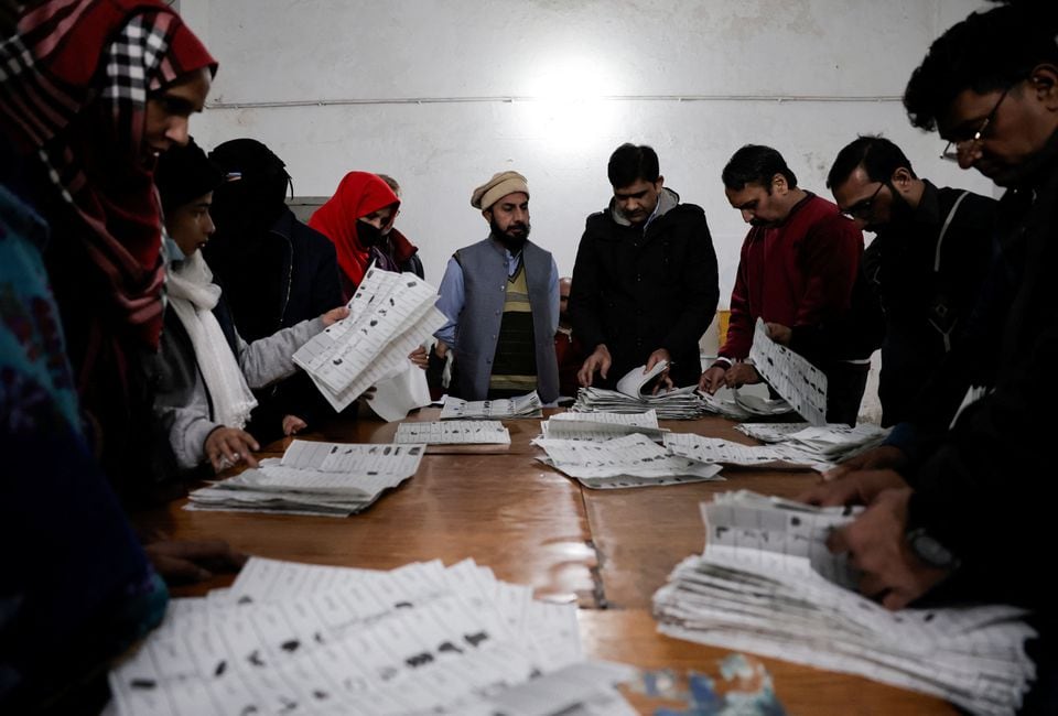 Pakistans Khan Backed Independents Lead In Final Poll Count