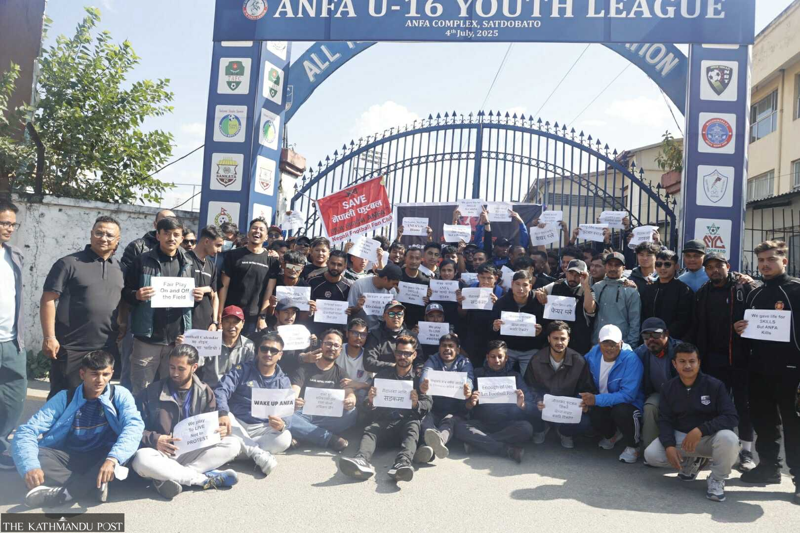 লিগ শুরুর দাবিতে নেপালে বিক্ষোভ করছেন ফুটবল খেলোয়াড়রা