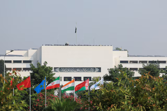 Pakistan parliament approves more powers for army chief, curbs top court