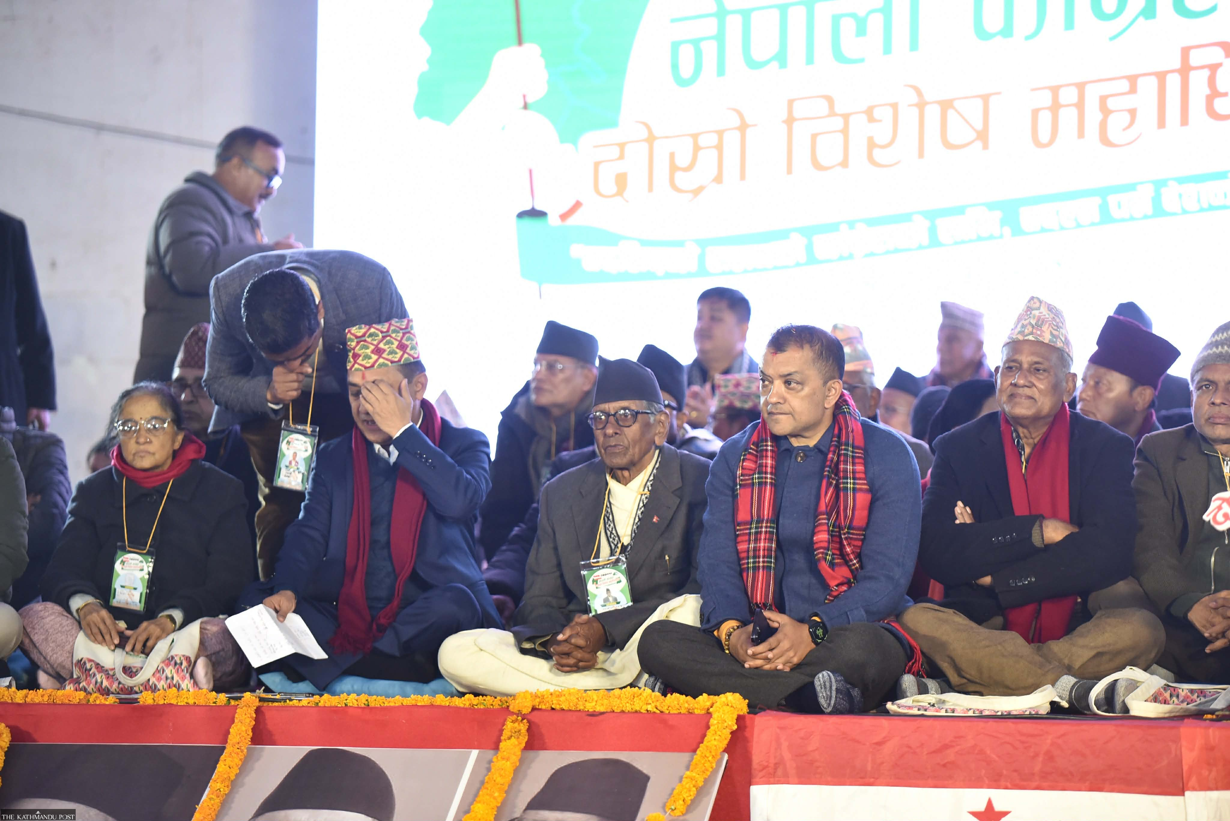 Congress leaders in hectic parleys to avert party split