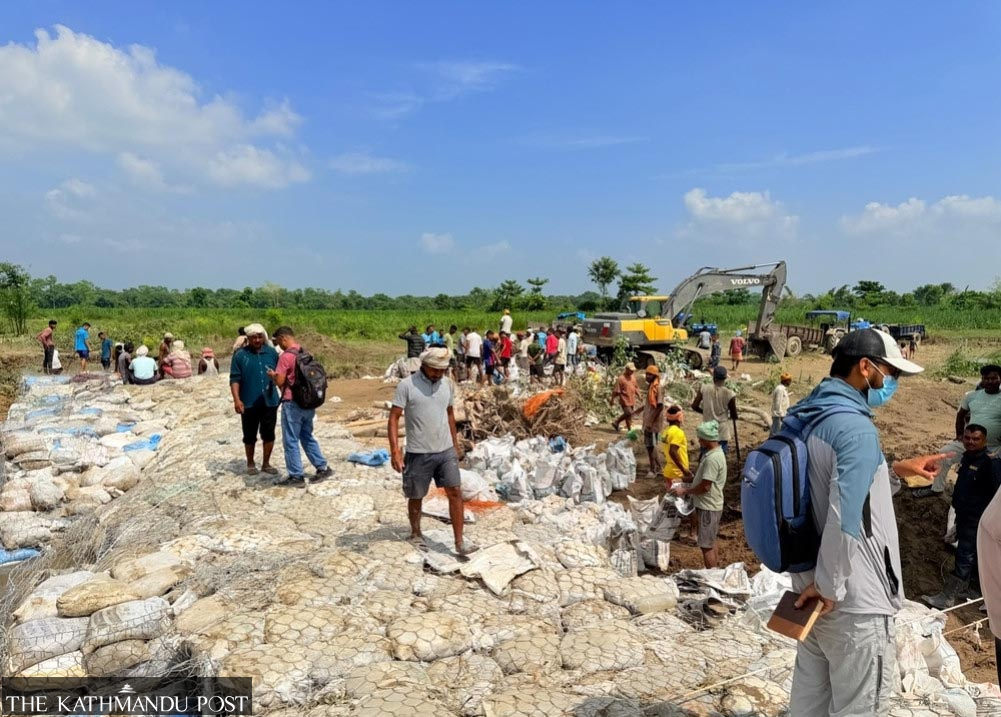 Susta residents work through the night to hold back the Narayani river