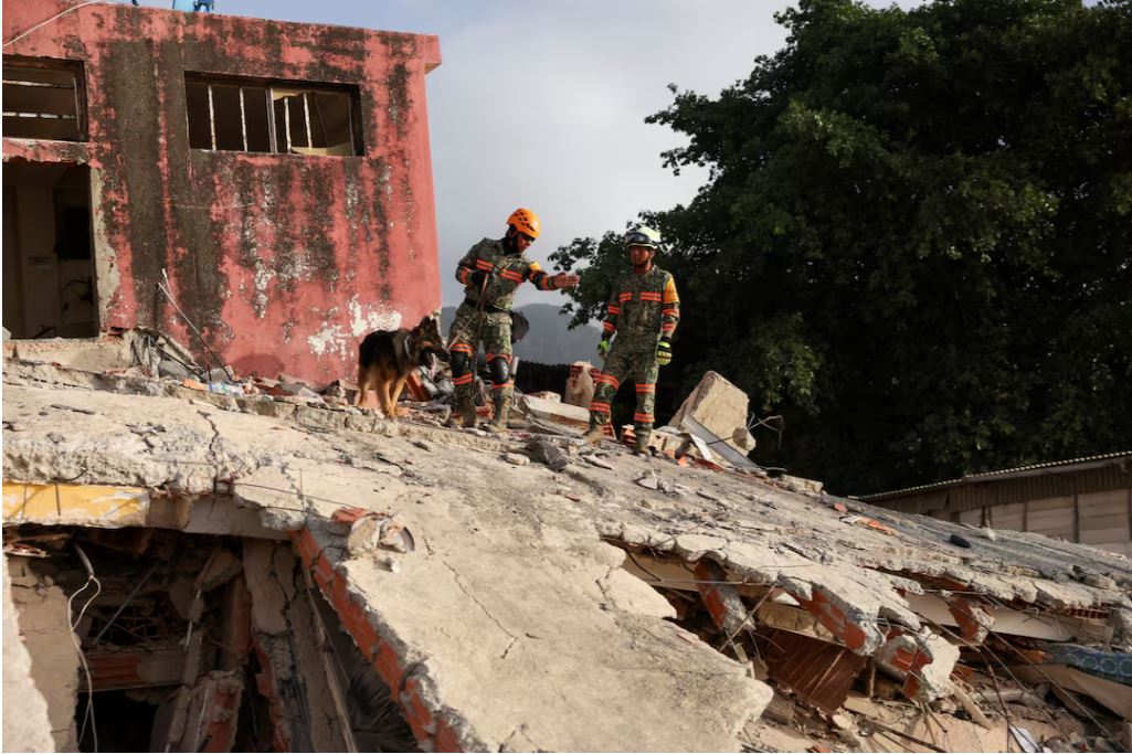 Venezuela quake toll tops 900, search intensifies for hundreds trapped