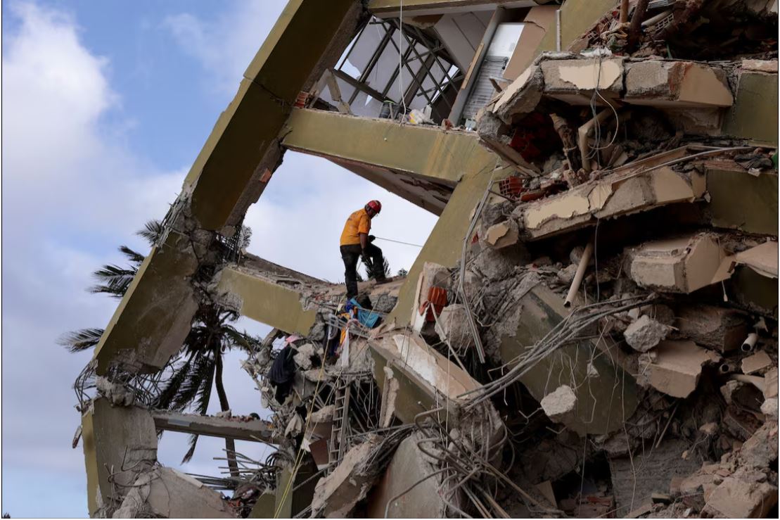 Survivors decry slow aid after deadly Venezuela quakes