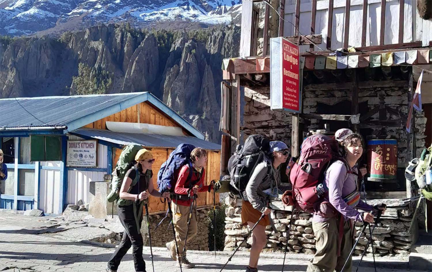 Annapurna-leið í Nepali tekur við sér eftir flóð